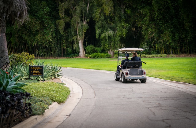 Wie kann man die Batterie eines angehoben 4-Sitzer Golf-Cart ersetzen?